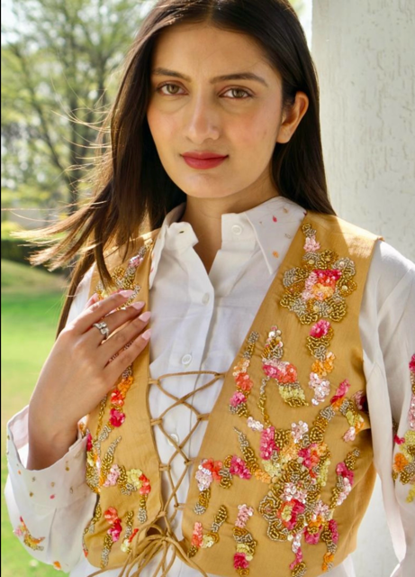 Amber Shirt Vest Set in White and Golden